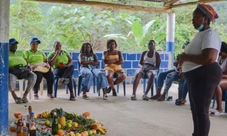 Doña Gloria addresses members of the Association of Black and Indigenous Peasant Women of Buenaventura in Triana.