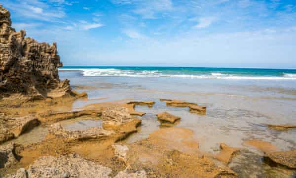 Point Roadknight Kiosk beach à Anglesea sur la Great Ocean Road, Victoria, Australie.  Cet affleurement rocheux se trouve au bout de Point Roadknight.
