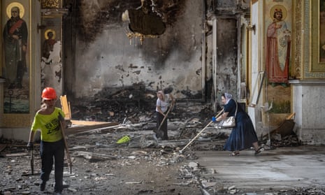 Los ucranianos limpian los escombros en la Catedral de la Santa Transfiguración en Odesa después del ataque con misiles rusos