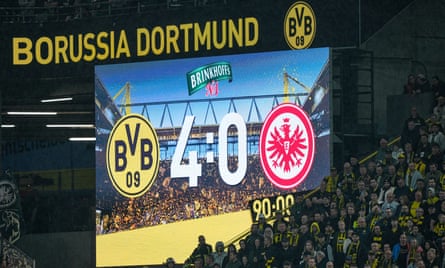 Layar menunjukkan skor 4-0 di waktu tambahan selama kemenangan Borussia Dortmund melawan Eintracht Frankfurt