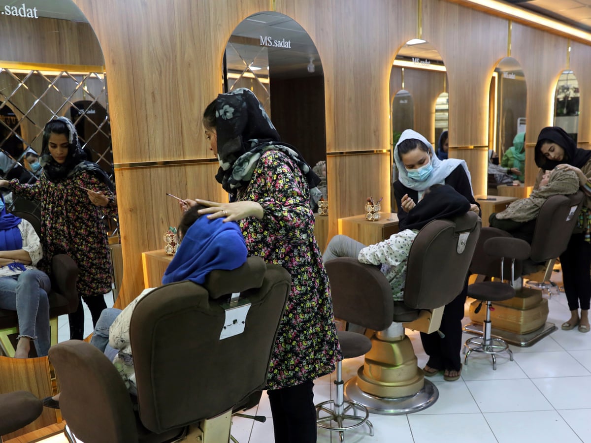 अफगानिस्तान में महिलाओं पर एक और पाबंदी, सभी ब्यूटी पार्लर हुए बंद अफगानिस्तान में महिलाओं पर एक और पाबंदी, सभी ब्यूटी पार्लर हुए बंद