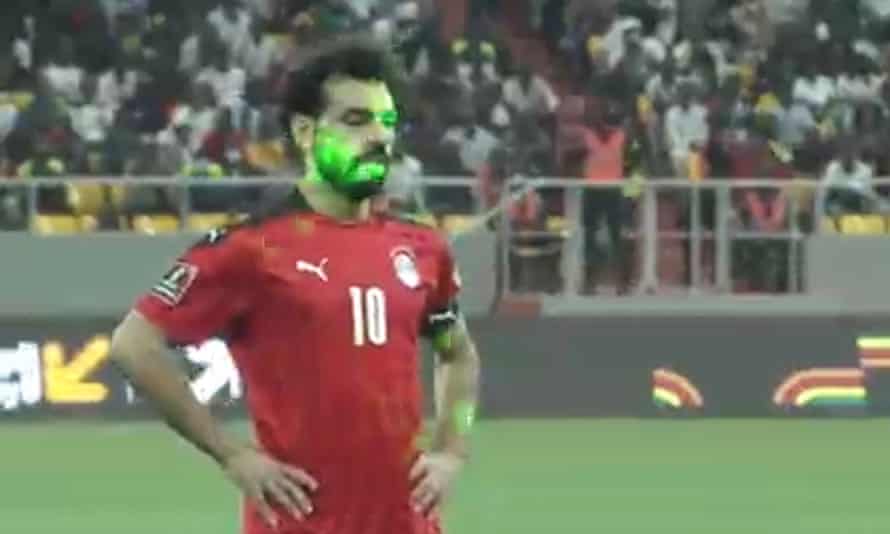 Mo Salah bersiap untuk mengambil penalti dalam kondisi yang menyerupai rave.