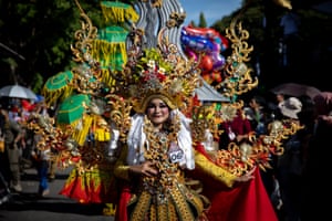 ์ธ๋๋ค์์ ๋ฐ๋ด์์ด. ๋๋ถ ์๋ฐ์์ ์ด๋ฆฌ๋ ์ฐ๋ก ์นด๋๋ฐ์ ๊ณต์ฐ์