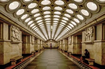 A grand seating area in the Moscow metro