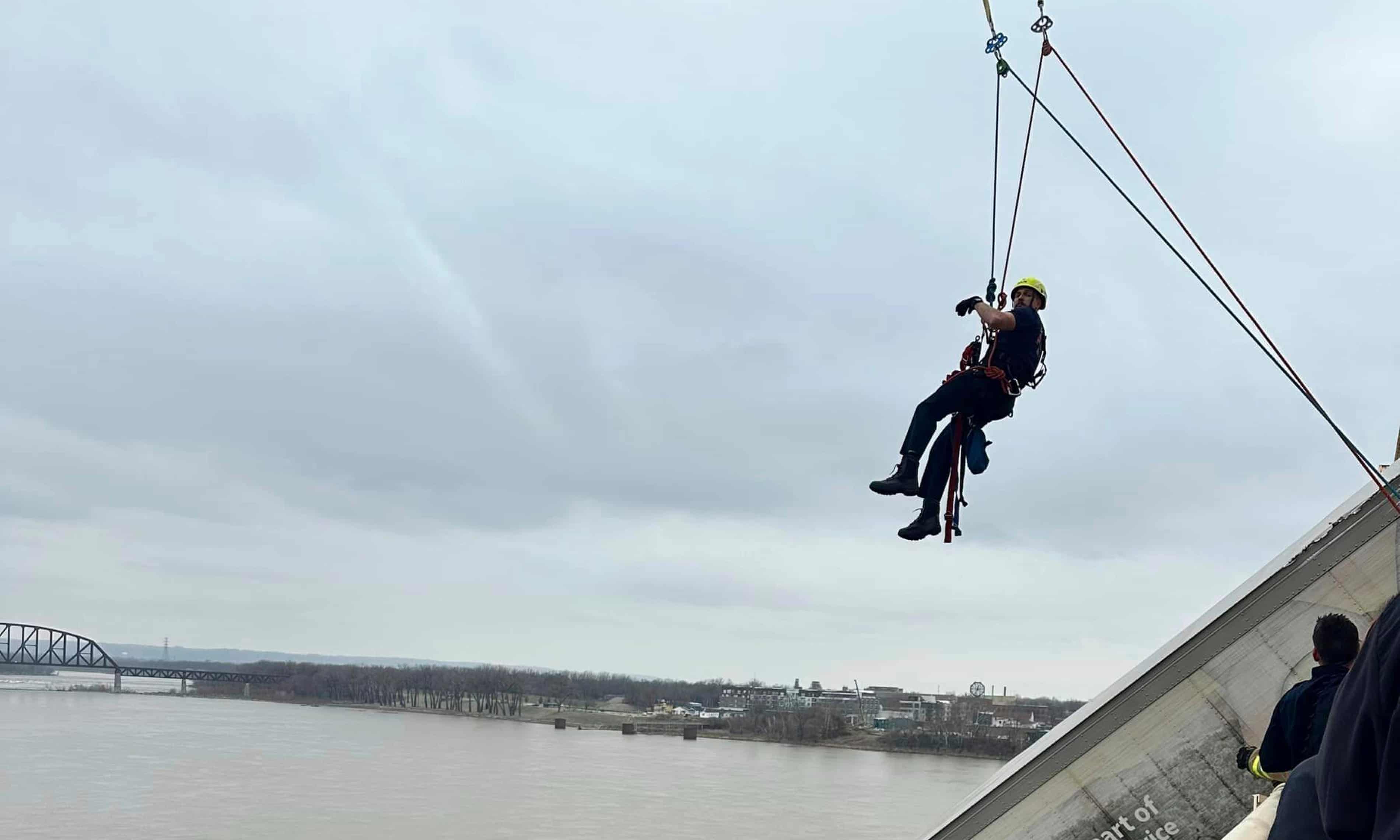 📺 Kentucky firefighter abseils off bridge to rescue dangling truck driver (theguardian.com)