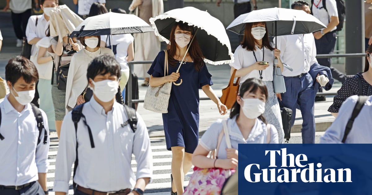 날씨 추적기: Japan swelters as ‘heat dome’ pushes up temperatures