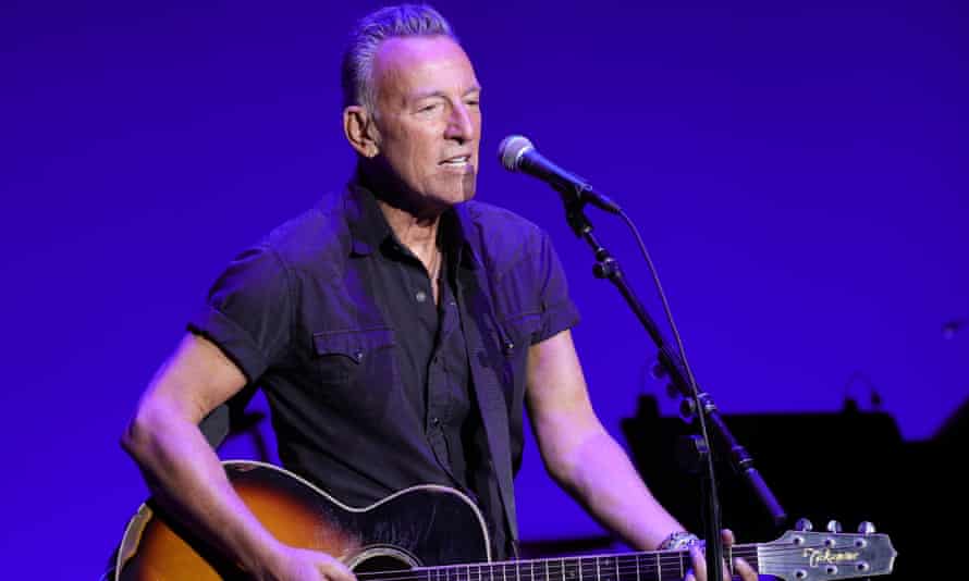 15th Annual Stand Up For Heroes Benefit Presented By Bob Woodruff Foundation And NY Comedy Festival - InsideNEW YORK, NEW YORK - NOVEMBER 08: (EDITORIAL USE ONLY) Bruce Springsteen performs onstage during the 15th Annual Stand Up For Heroes benefit at Alice Tully Hall presented by Bob Woodruff Foundation and NY Comedy Festival on November 08, 2021 in New York City. (Photo by Jamie McCarthy/Getty Images for SUFH)