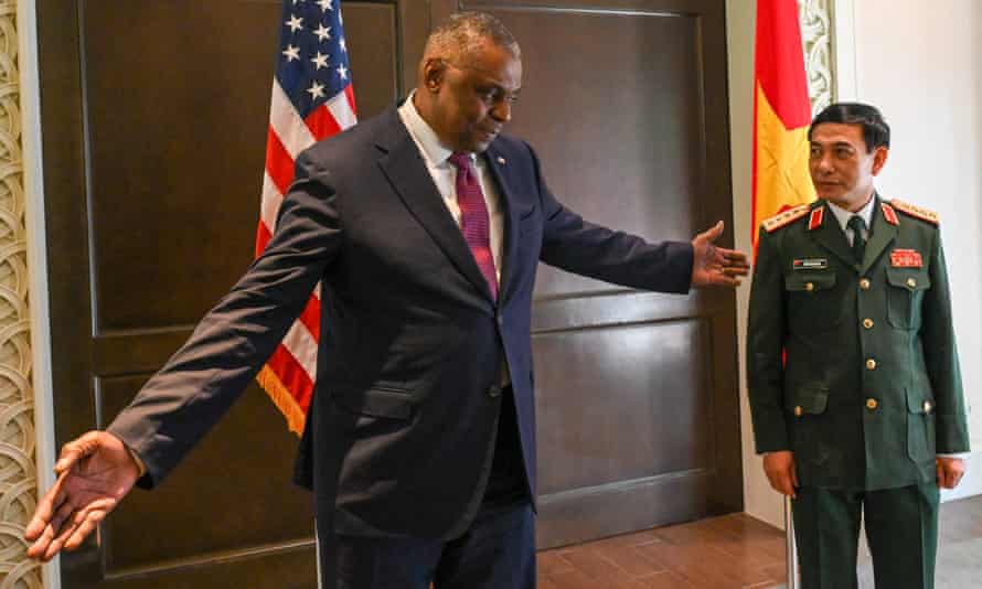 US Secretary of Defense Lloyd Austin and Vietnamese Minister of Defense Phan Van Giang at the Shangri-La Dialogue Summit