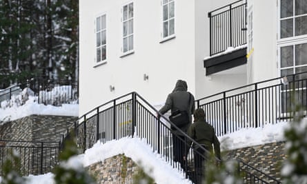 Officers in Nacka enter the home of two espionage suspects.
