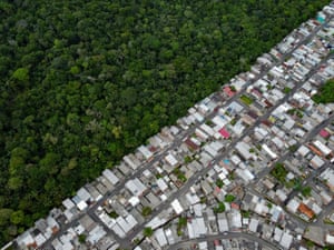 Vista aérea da reserva florestal Adolpho Ducke, parte da floresta amazônica, e propriedades no leste de Manaus, Brasil