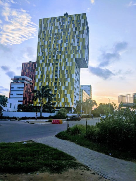 sky bar accra benekli kaplamadan yapılmış ve onana'nın denim kıyafetine benziyor