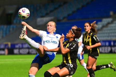 Leidhammar (left) and Häcken’s Felicia Schröder do battle in the Swedish Cup semi-final last May