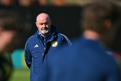 टीम प्रशिक्षण सत्र के दौरान स्कॉटलैंड के मुख्य कोच स्टीव क्लार्क।