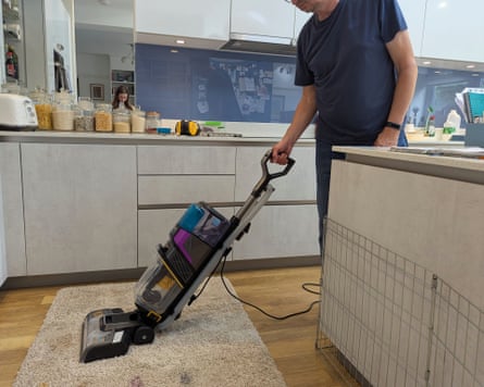 Andy Shaw testing carpet cleaners: testing Shark CarpetXpert long pile testing upright