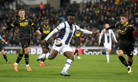 Daryl Dyke (centro) está a punto de disparar contra Wigan.