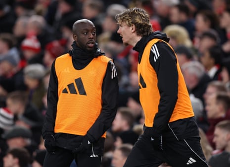 Newcastle strikers Yoane Wissa and Nick Woltemade warm up wearing orange bibs over their kit.