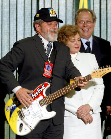 Luiz Inácio Lula da Silva pretending to play an electric guitar