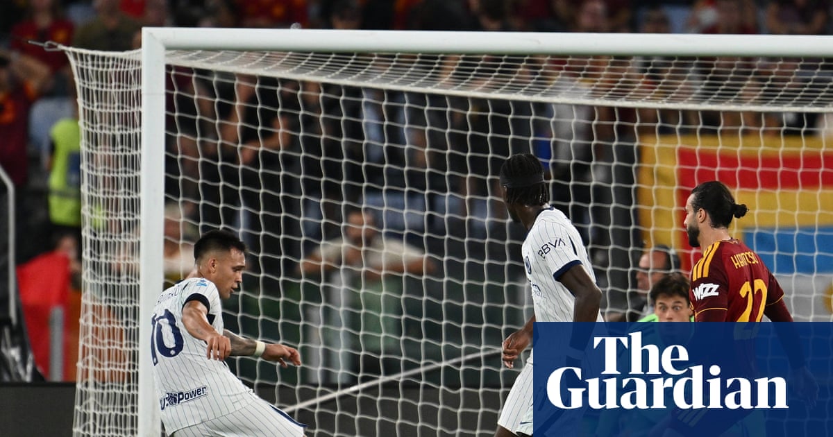 Lautaro Martínez celebra uno de sus dos goles en el empate 2-2 entre Roma e Inter en el Stadio Olimpico.
