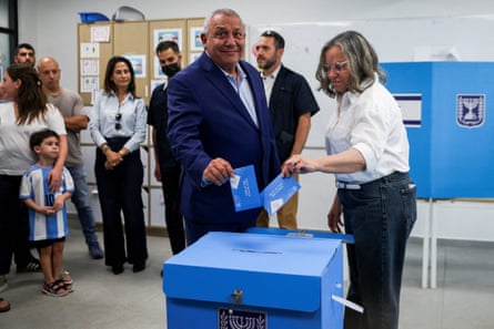 Gadi Eisenkot casts his vote