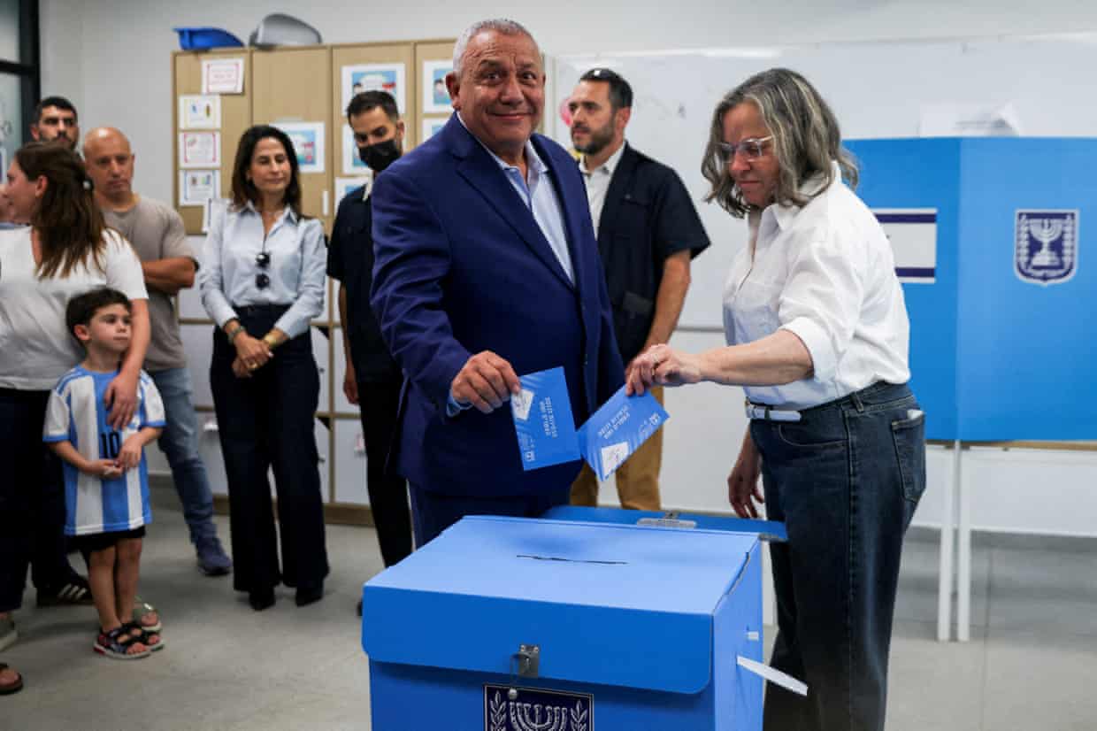 Gadi Eisenkot casts his vote