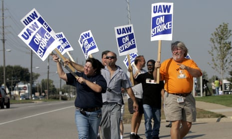 UAW union members picket outside the General Motors Powertrain plant in Warren