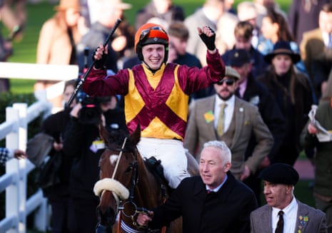 हेनरी क्रो बार्टन स्नो पर प्रिंसेस रॉयल चैलेंज कप ओपन हंटर्स चेज़ जीतने के बाद जश्न मनाते हुए।