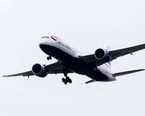 Embarque de evacuados un avión en un aeropuerto de Oriente Medio