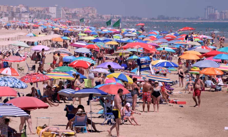 Festivals, vacances, Euro 2020… Les grands événements de l'été vont-ils continuer? | Coronavirus
- Foot 2020 Une plage bondée sous des parasols multicolores