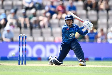 Sophia Dunkley does her best to build a defensible score for England