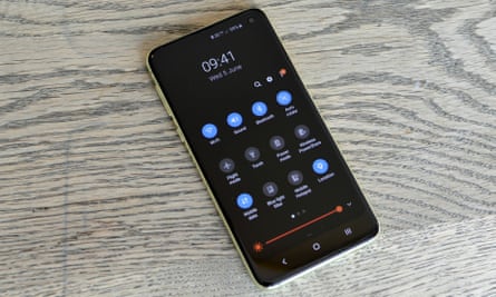 Samsung Galaxy S10e Review The Cheaper One Samsung The Guardian