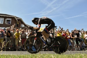 Tom Dumoulin kept the crowd alive along the route, the dutchman was close, but lifted off at the scond half of the course to finish in fourth place