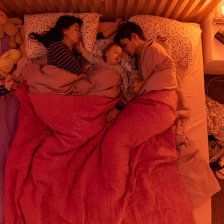 Felicity and Brad in bed with their 18-month-old daughter Brooke (time 22.53)