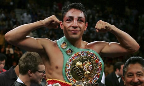 Israel Vázquez, dogged three-time world champion from Mexico, dies aged 46 | Boxing | The Guardian