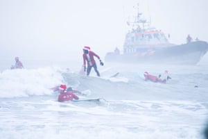 ํค์ด๊ทธ, ๋ค๋๋๋. Scheveningen ํด๋ณ์์ ์ด๋ฆฌ๋ Surfin' Santas ์ด๋ฒคํธ์์ ์ถ์์ ๋ง์๊ธฐ