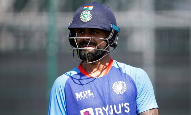 Virat Kohli belum mencetak satu abad dalam 77 pertandingan internasional, tetapi tembakannya yang jelas menunjukkan bahwa rekor itu akan segera berakhir.