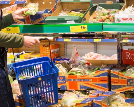 Man buying fruit and veg in Lidl supermarket. UKEYT1JJ Man buying fruit and veg in Lidl supermarket. UK