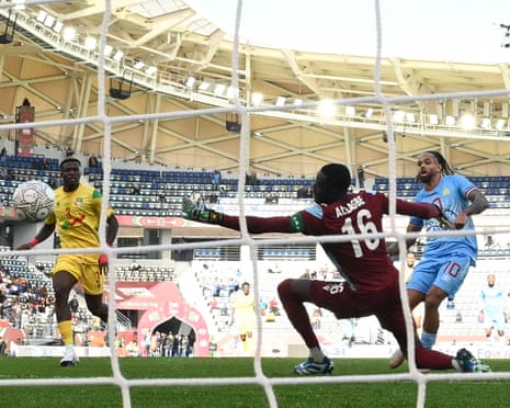 Theo Bongonda fires DR Congo in front.