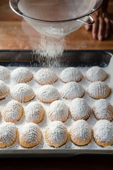 Maamoul being dusted with icing sugar before serving.
