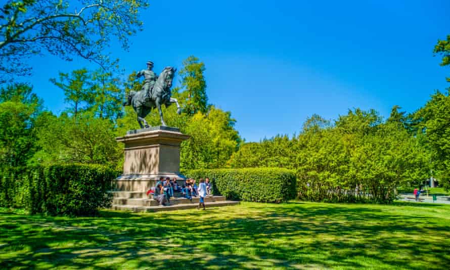 statue, green grass, blue sky, young people