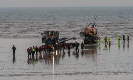 Un canot de sauvetage ramenant des migrants à terre sur la plage de Dungeness, mai 2022.