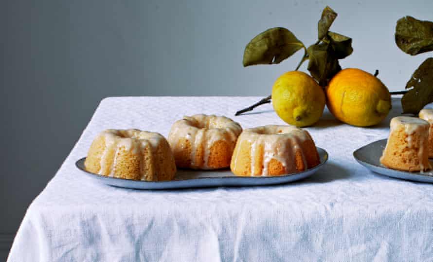 Lemon yoghurt spelt cakes
