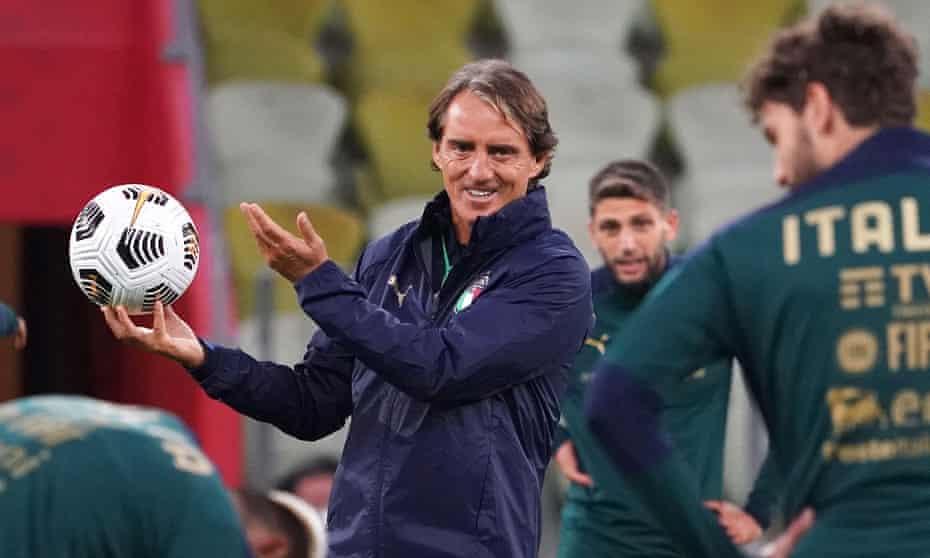 Roberto Mancini durante un allenamento in Italia nell'ottobre 2020