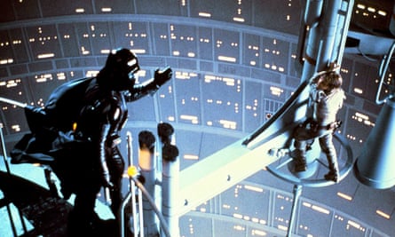 David Prowse dan Mark Hamill sebagai Darth Vader dan Luke di The Empire Strikes Back.
