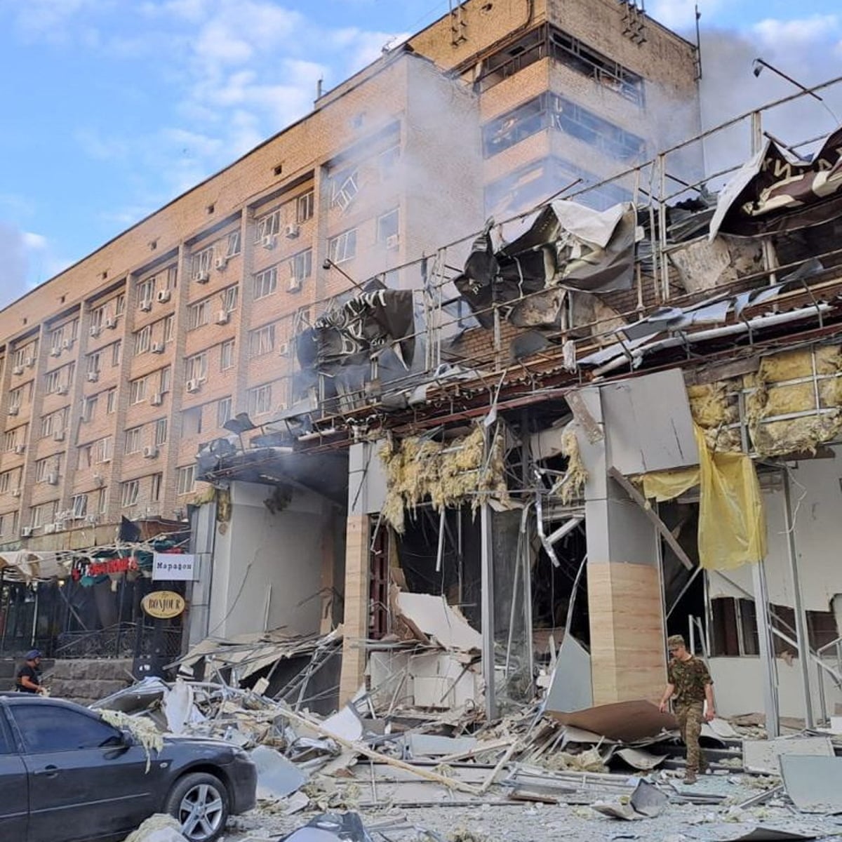 यूक्रेन के क्रामातोर्स्क में रेस्तरां पर रूसी हमले में मरने वालों की संख्या बढ़कर 11 हुई Death toll rises to 11 in Russian attack on restaurant in Ukraine's Kramatorsk