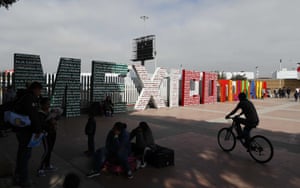 Die Worte „Tijuana, Mexiko“ stehen auf der mexikanischen Seite der Grenze zu den USA, wo Migranten darauf warten, gestern in Tijuana, Mexiko, einen Asylantrag in den USA zu stellen