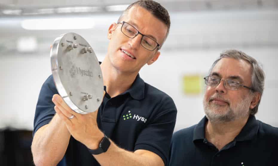 El director ejecutivo de Hysata, Paul Barrett, y el director técnico, Gerry Swiegers, en las instalaciones de la compañía en Wollongong, Australia