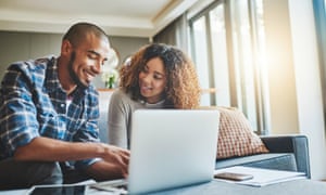 Khám phá 'tính cách rủi ro' của bạn - bước đầu tiên để đầu tư hiện đại | Tiền hiện đại của HSBC UK 3 Bắn một cặp vợ chồng trẻ sử dụng máy tính xách tay trong khi làm việc về tài chính tại nhà của họ