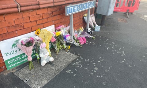 Lule pranë vendit të ngjarjes në Hart Street, Southport, ku dy fëmijë vdiqën dhe nëntë u plagosën në sulmin me thikë të hënën.
