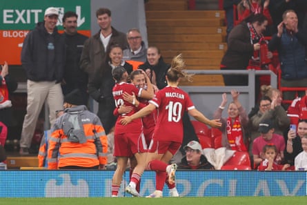 Jogadora do Manchester City comemora após marcar gol contra o Liverpool na WSL.