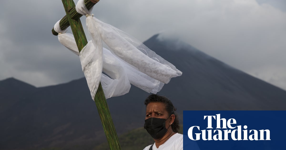 Earth Day and A Bouquet of Love: Thursday's best photos ...